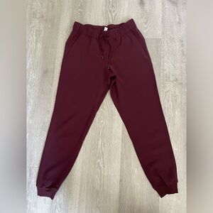 Lululemon size 6 On the fly mid-rise joggers. Travel Woven. Color Cassie